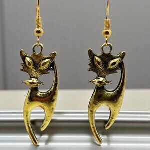 NEW Gold Curvy Cat Earrings
